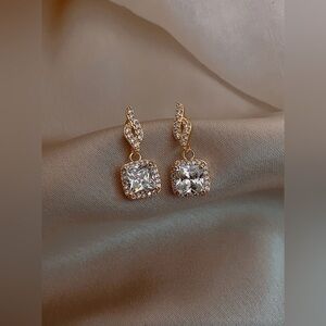 Elegant Gold and Rhinestone Drop Earrings 🌹✨